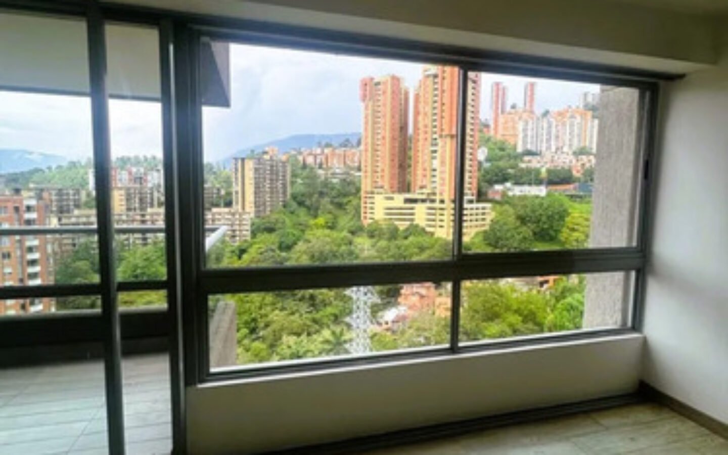 simh-crop-9663-9664 Apartamento En Venta En El Poblado Sector Castropol Medellín. Con 97 M², 2 Habitaciones, 2 Baños, Parqueadero Doble, Cuarto Útil, Gimnasio Y Solárium. Excelente Ubicación