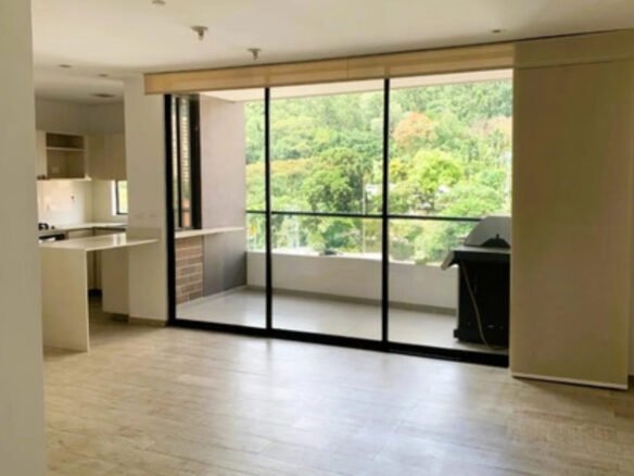 Apartamento Remodelado En Venta En Castropol, El Poblado, Medellín Con 94 M2, 2 Habitaciones, 3 Baños, Parqueadero Doble Y Completas Zonas Comunes Con Piscina Climatizada, Gimnasio Y Salón Social