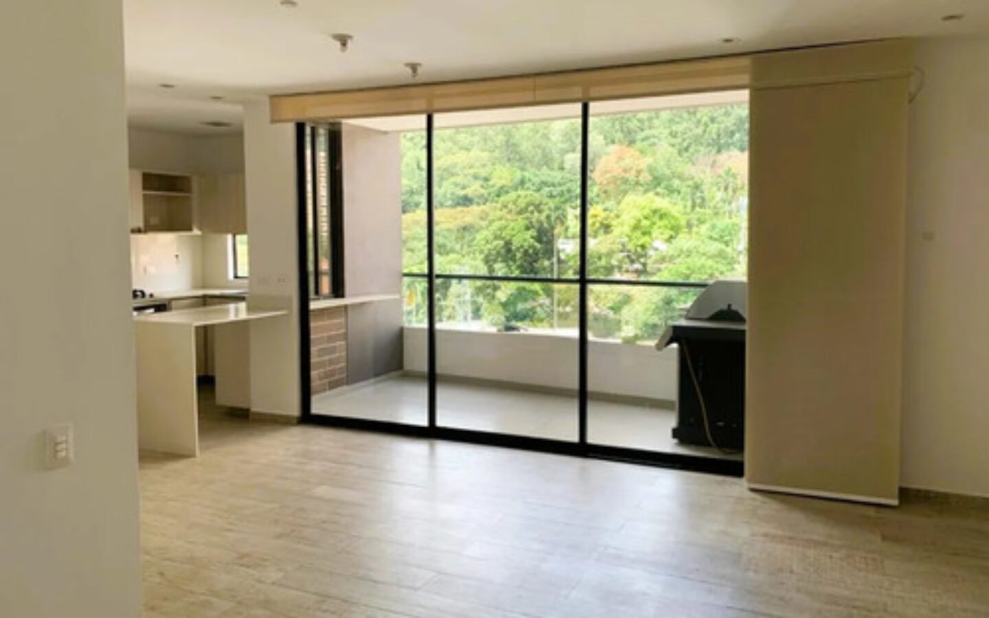 simh-crop-9675-9676 Apartamento Remodelado En Venta En Castropol, El Poblado, Medellín Con 94 M2, 2 Habitaciones, 3 Baños, Parqueadero Doble Y Completas Zonas Comunes Con Piscina Climatizada, Gimnasio Y Salón Social