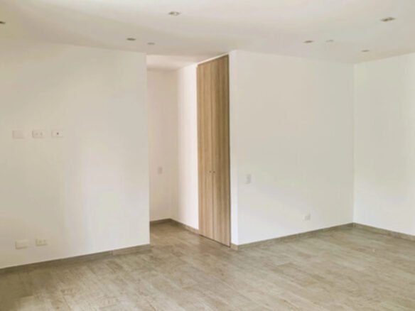 Apartamento Remodelado En Venta En Castropol, El Poblado, Medellín Con 94 M2, 2 Habitaciones, 3 Baños, Parqueadero Doble Y Completas Zonas Comunes Con Piscina Climatizada, Gimnasio Y Salón Social