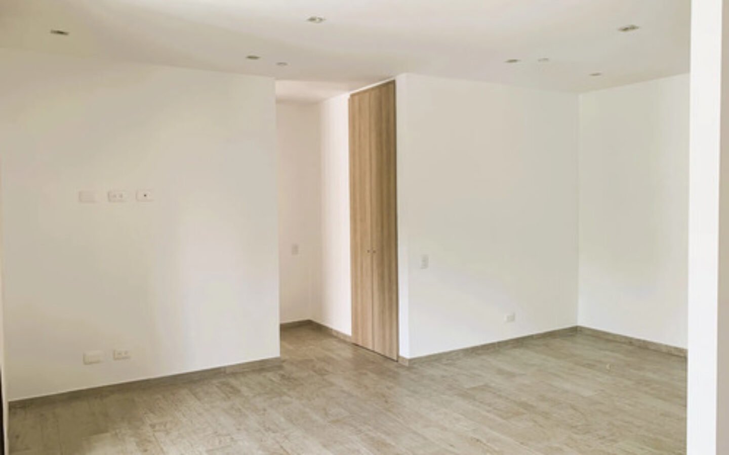 Apartamento Remodelado En Venta En Castropol, El Poblado, Medellín Con 94 M2, 2 Habitaciones, 3 Baños, Parqueadero Doble Y Completas Zonas Comunes Con Piscina Climatizada, Gimnasio Y Salón Social