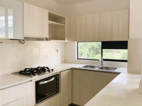 Apartamento Remodelado En Venta En Castropol, El Poblado, Medellín Con 94 M2, 2 Habitaciones, 3 Baños, Parqueadero Doble Y Completas Zonas Comunes Con Piscina Climatizada, Gimnasio Y Salón Social