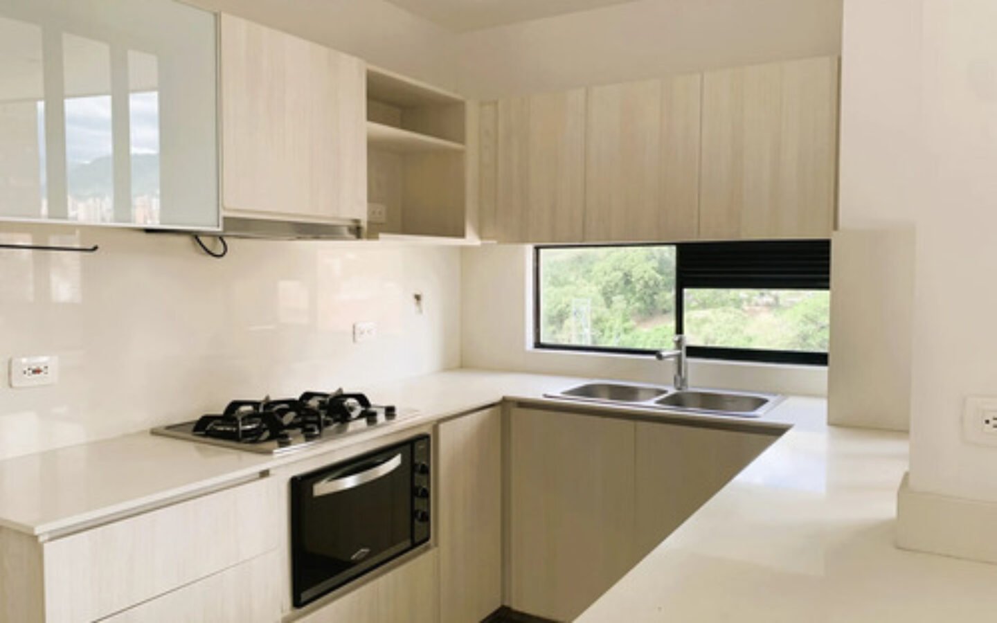 Apartamento Remodelado En Venta En Castropol, El Poblado, Medellín Con 94 M2, 2 Habitaciones, 3 Baños, Parqueadero Doble Y Completas Zonas Comunes Con Piscina Climatizada, Gimnasio Y Salón Social