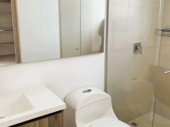 Apartamento Remodelado En Venta En Castropol, El Poblado, Medellín Con 94 M2, 2 Habitaciones, 3 Baños, Parqueadero Doble Y Completas Zonas Comunes Con Piscina Climatizada, Gimnasio Y Salón Social