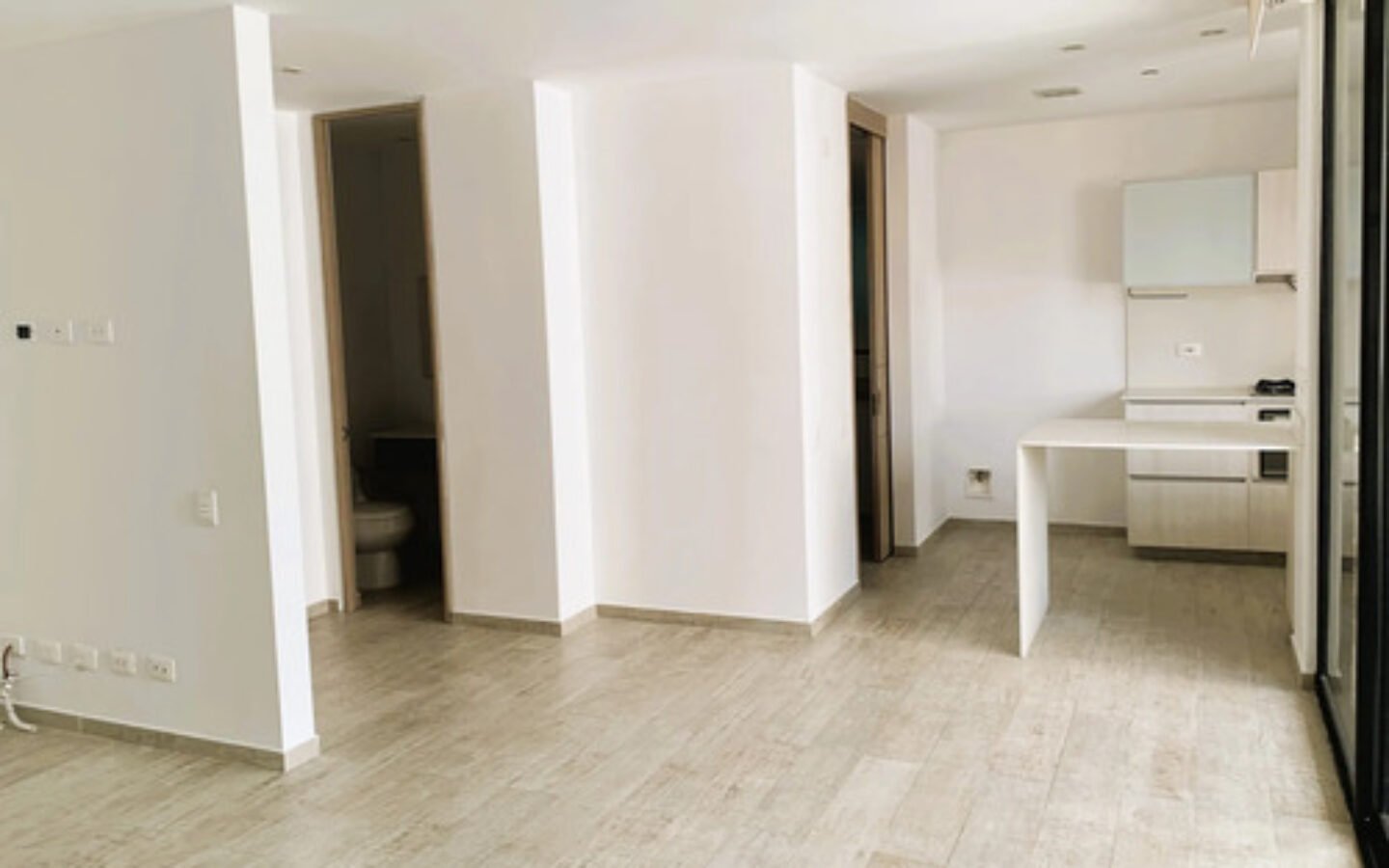 Apartamento Remodelado En Venta En Castropol, El Poblado, Medellín Con 94 M2, 2 Habitaciones, 3 Baños, Parqueadero Doble Y Completas Zonas Comunes Con Piscina Climatizada, Gimnasio Y Salón Social