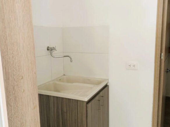 Apartamento Remodelado En Venta En Castropol, El Poblado, Medellín Con 94 M2, 2 Habitaciones, 3 Baños, Parqueadero Doble Y Completas Zonas Comunes Con Piscina Climatizada, Gimnasio Y Salón Social