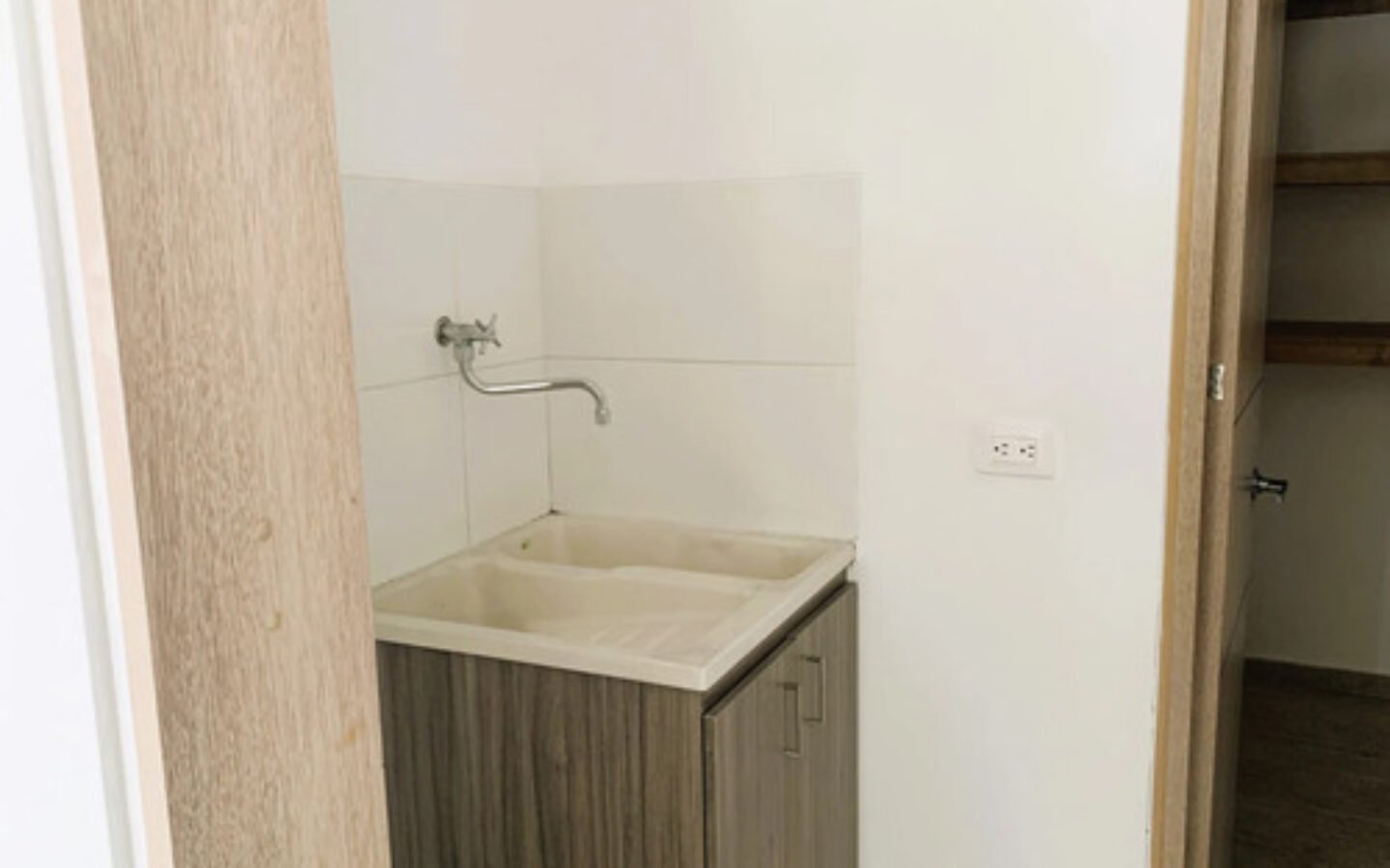 Apartamento Remodelado En Venta En Castropol, El Poblado, Medellín Con 94 M2, 2 Habitaciones, 3 Baños, Parqueadero Doble Y Completas Zonas Comunes Con Piscina Climatizada, Gimnasio Y Salón Social