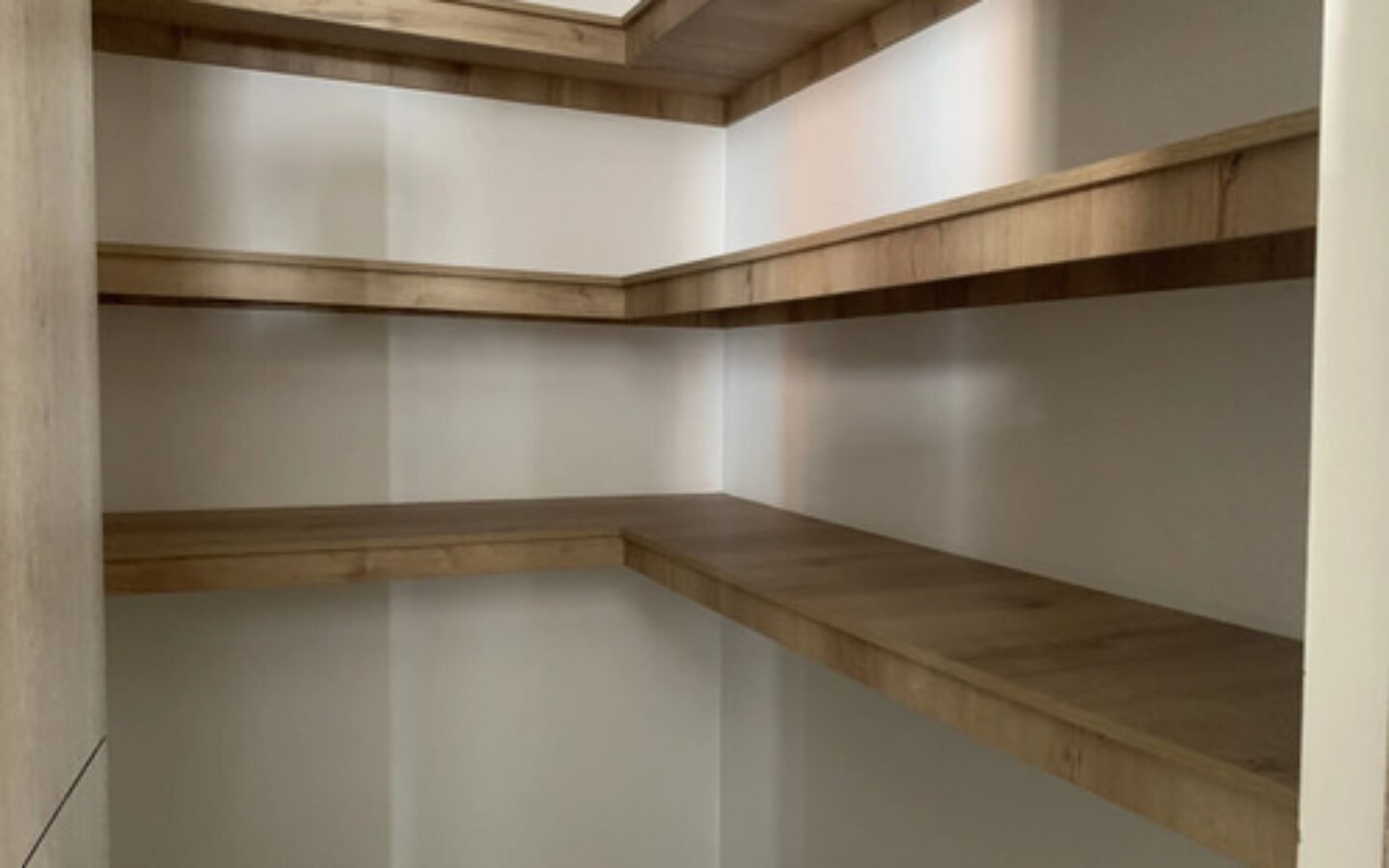 Apartamento Remodelado En Venta En Castropol, El Poblado, Medellín Con 94 M2, 2 Habitaciones, 3 Baños, Parqueadero Doble Y Completas Zonas Comunes Con Piscina Climatizada, Gimnasio Y Salón Social