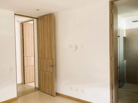 Apartamento Remodelado En Venta En Castropol, El Poblado, Medellín Con 94 M2, 2 Habitaciones, 3 Baños, Parqueadero Doble Y Completas Zonas Comunes Con Piscina Climatizada, Gimnasio Y Salón Social