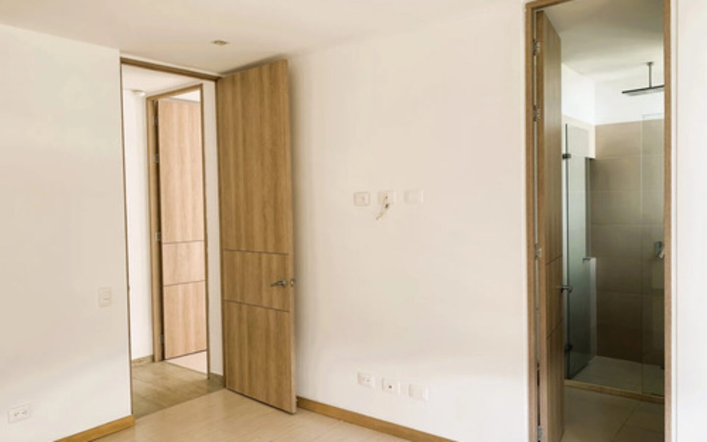 Apartamento Remodelado En Venta En Castropol, El Poblado, Medellín Con 94 M2, 2 Habitaciones, 3 Baños, Parqueadero Doble Y Completas Zonas Comunes Con Piscina Climatizada, Gimnasio Y Salón Social