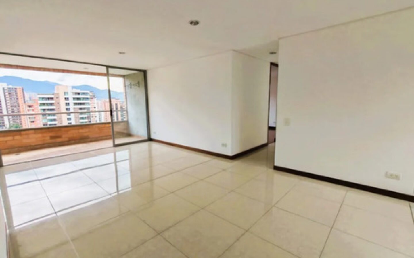 simh-crop-9680-9683 Apartamento En Venta En El Poblado, Castropol Medellín. Con 124.96 M², 3 Habitaciones, 3 Baños, Vista Panorámica Y 2 Parqueaderos, . Unidad Con Piscina, Gimnasio, Turco, Salón Social Y Gran Ubicación