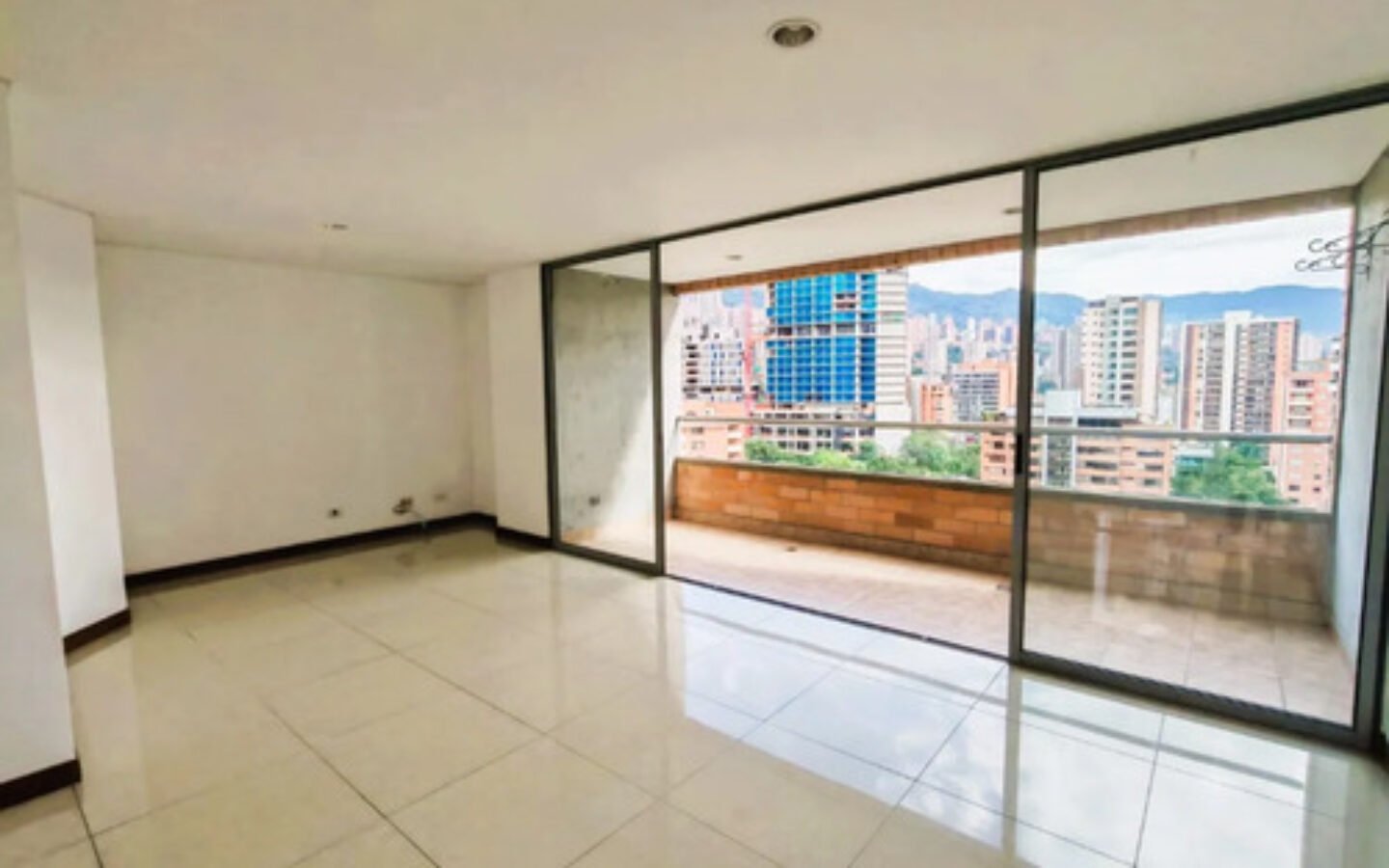Apartamento En Venta En El Poblado, Castropol Medellín. Con 124.96 M², 3 Habitaciones, 3 Baños, Vista Panorámica Y 2 Parqueaderos, . Unidad Con Piscina, Gimnasio, Turco, Salón Social Y Gran Ubicación
