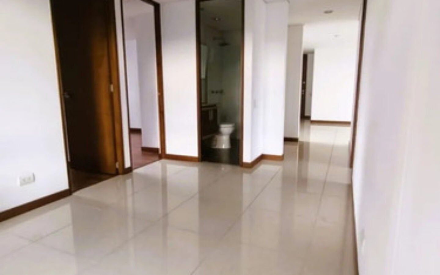 Apartamento En Venta En El Poblado, Castropol Medellín. Con 124.96 M², 3 Habitaciones, 3 Baños, Vista Panorámica Y 2 Parqueaderos, . Unidad Con Piscina, Gimnasio, Turco, Salón Social Y Gran Ubicación