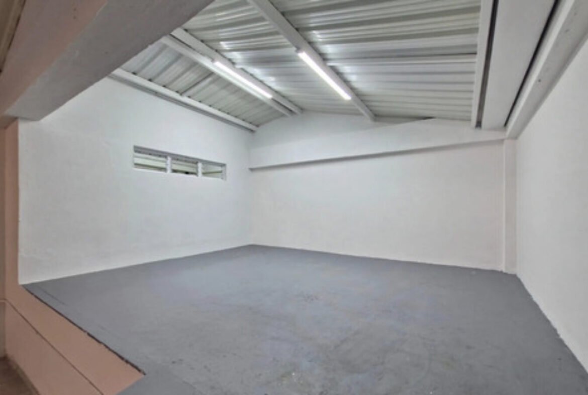 Bodega En Arriendo Cerca A San Diego Medellín 120 M² Con Oficina Y Espacio Para Malacate