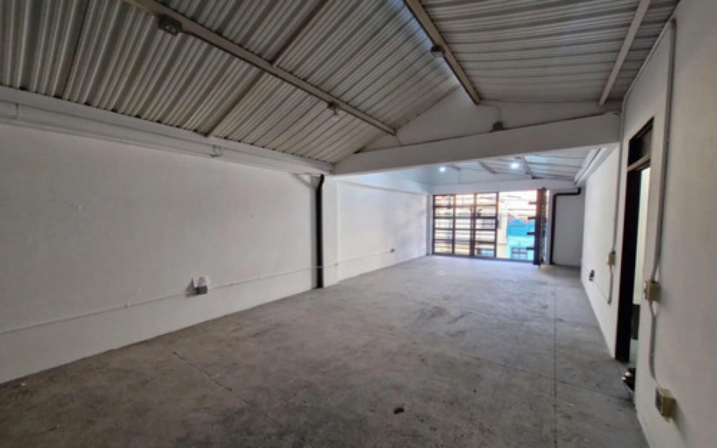 Bodega En Arriendo Cerca A San Diego Medellín 120 M² Con Oficina Y Espacio Para Malacate