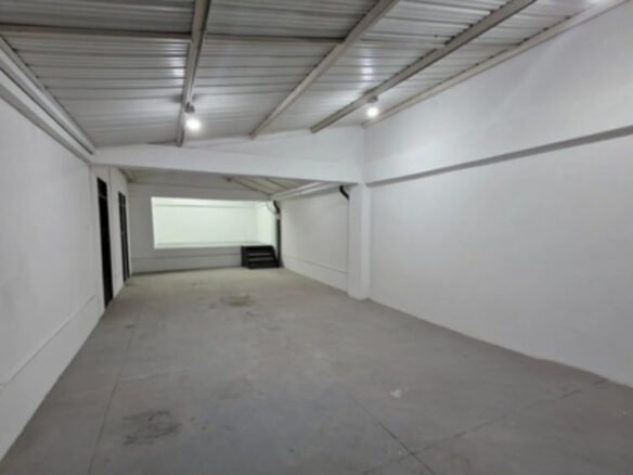 Bodega En Arriendo Cerca A San Diego Medellín 120 M² Con Oficina Y Espacio Para Malacate