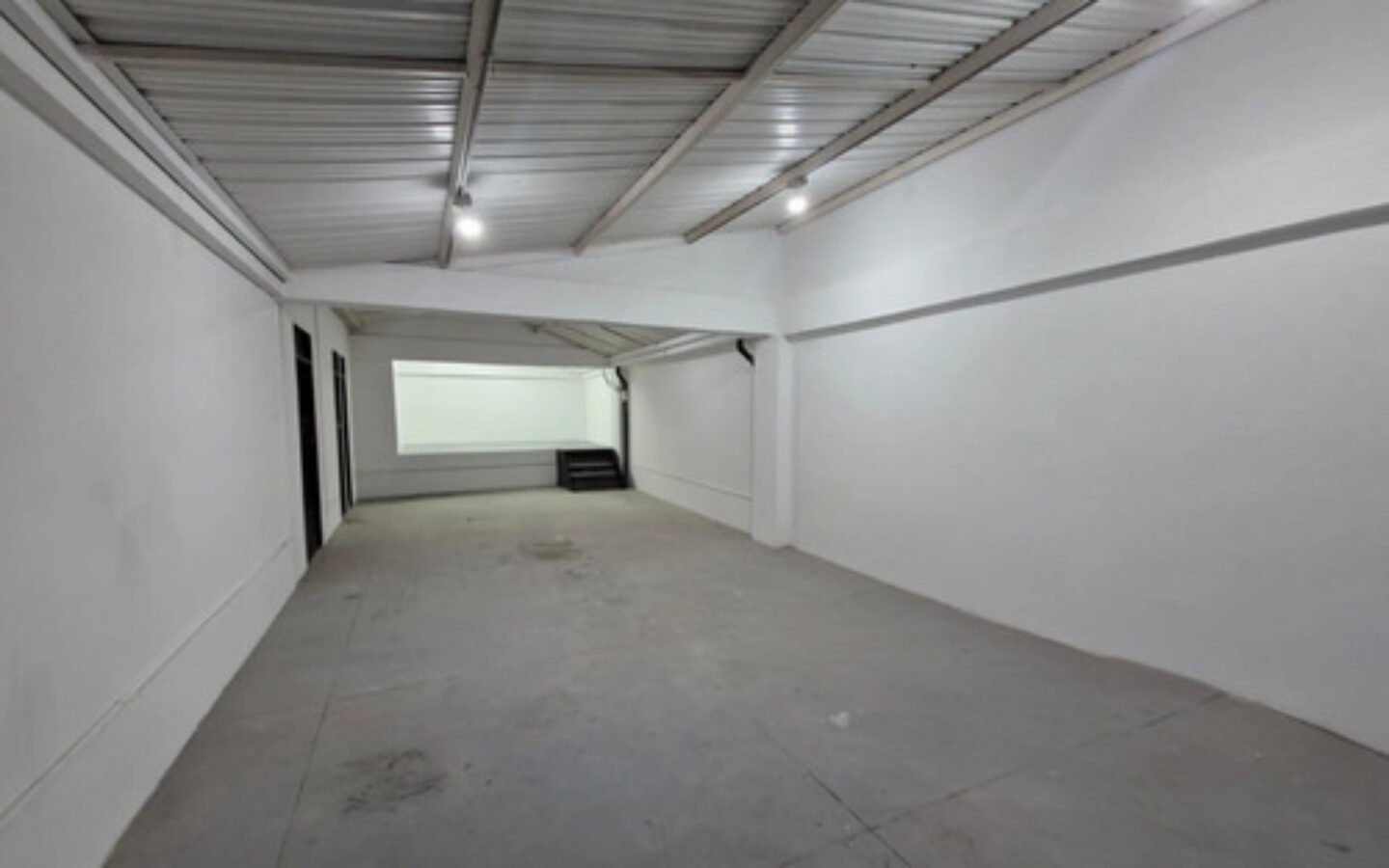 Bodega En Arriendo Cerca A San Diego Medellín 120 M² Con Oficina Y Espacio Para Malacate