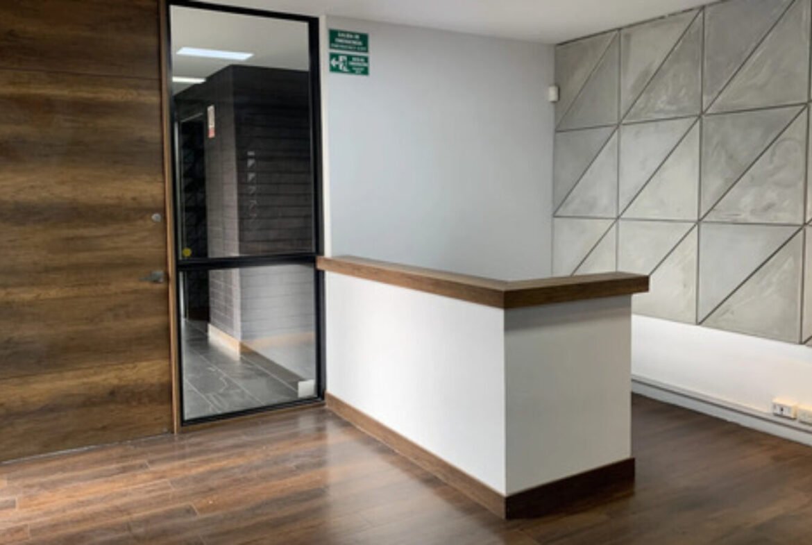Oficina Corporativa En Provenza. 251 M2 Con Recepción, Con Área De Trabajo Para Equipos, 5 Oficinas Privadas, Auditorio Y 3 Parqueaderos. Ubicación Estratégica En El Poblado.