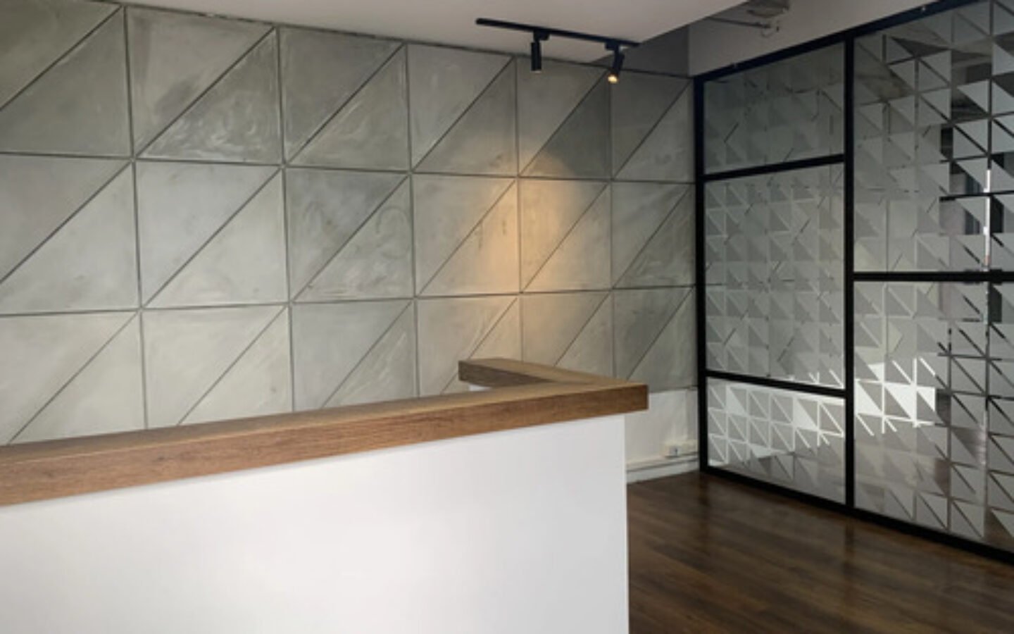 Oficina Corporativa En Provenza. 251 M2 Con Recepción, Con Área De Trabajo Para Equipos, 5 Oficinas Privadas, Auditorio Y 3 Parqueaderos. Ubicación Estratégica En El Poblado.