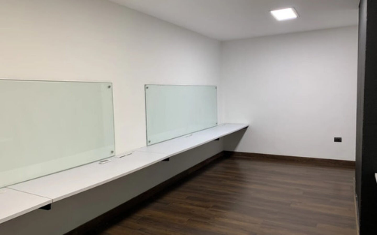 Oficina Corporativa En Provenza. 251 M2 Con Recepción, Con Área De Trabajo Para Equipos, 5 Oficinas Privadas, Auditorio Y 3 Parqueaderos. Ubicación Estratégica En El Poblado.