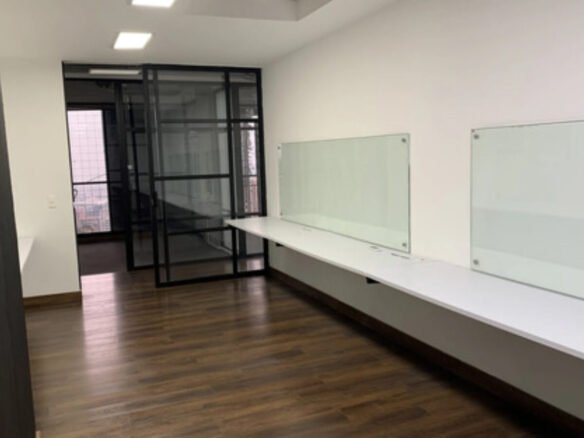 Oficina Corporativa En Provenza. 251 M2 Con Recepción, Con Área De Trabajo Para Equipos, 5 Oficinas Privadas, Auditorio Y 3 Parqueaderos. Ubicación Estratégica En El Poblado.
