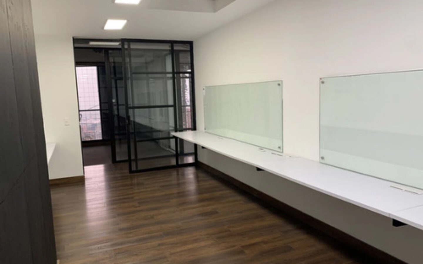 Oficina Corporativa En Provenza. 251 M2 Con Recepción, Con Área De Trabajo Para Equipos, 5 Oficinas Privadas, Auditorio Y 3 Parqueaderos. Ubicación Estratégica En El Poblado.
