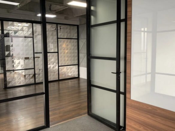 Oficina Corporativa En Provenza. 251 M2 Con Recepción, Con Área De Trabajo Para Equipos, 5 Oficinas Privadas, Auditorio Y 3 Parqueaderos. Ubicación Estratégica En El Poblado.