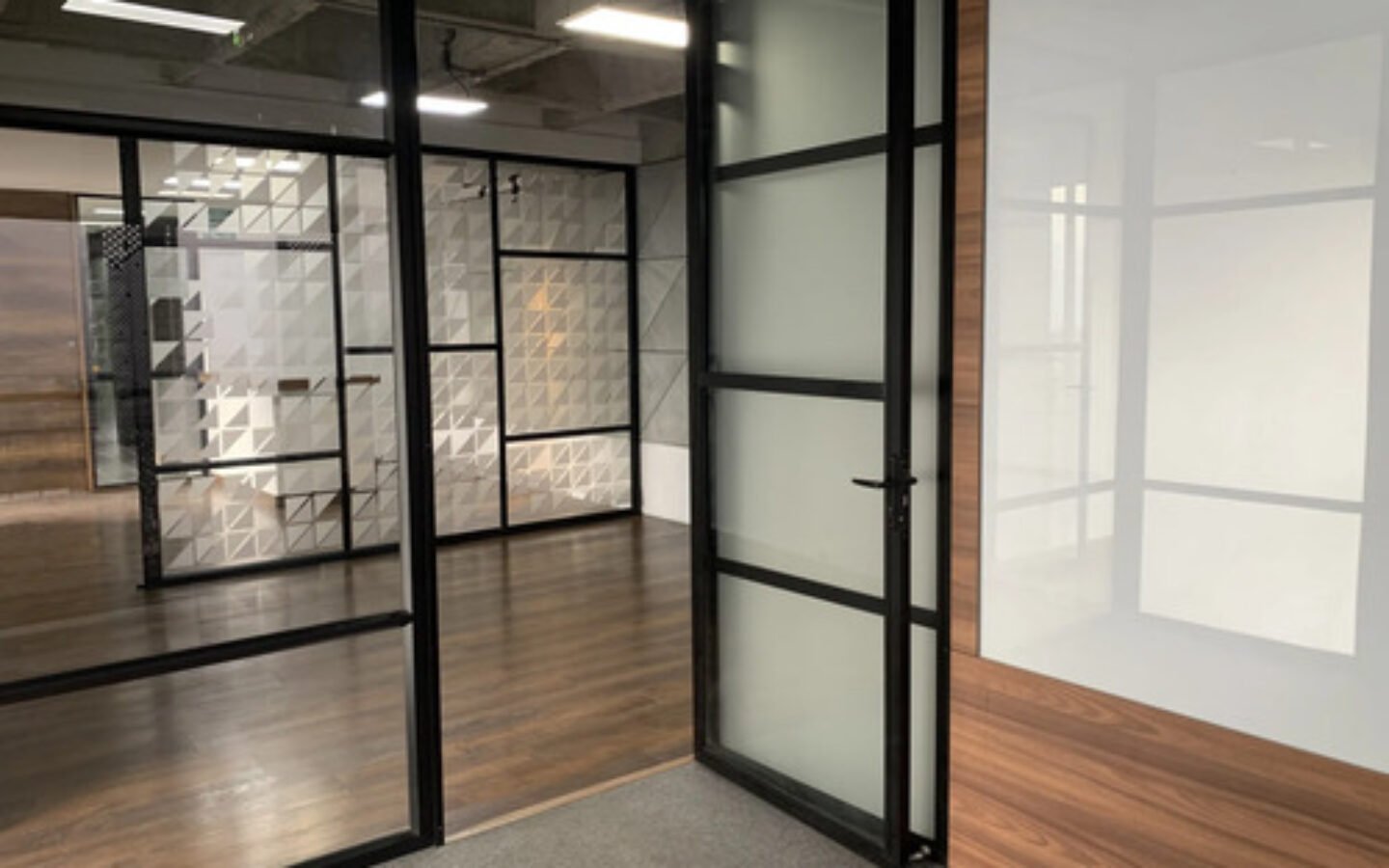 Oficina Corporativa En Provenza. 251 M2 Con Recepción, Con Área De Trabajo Para Equipos, 5 Oficinas Privadas, Auditorio Y 3 Parqueaderos. Ubicación Estratégica En El Poblado.