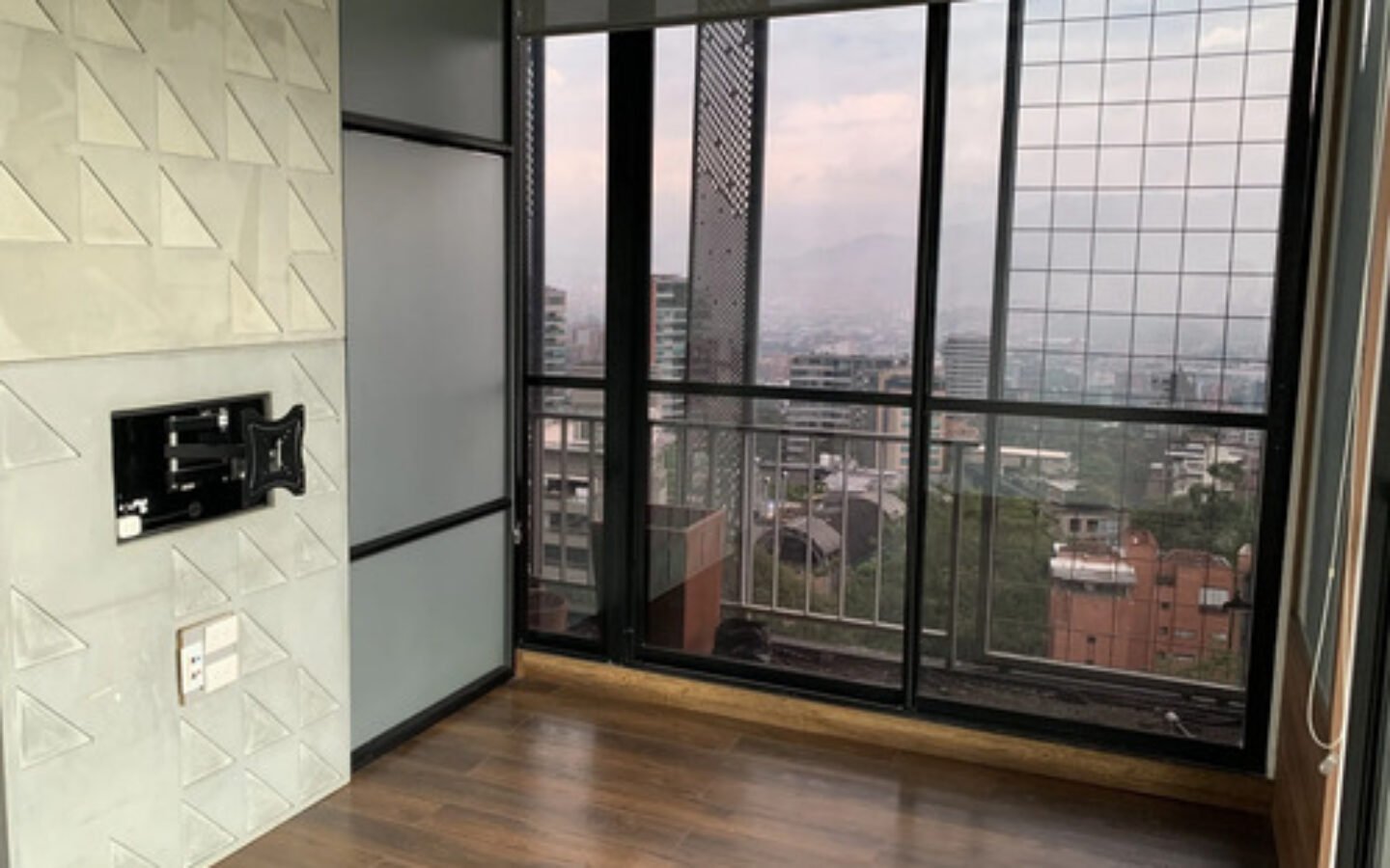 Oficina Corporativa En Provenza. 251 M2 Con Recepción, Con Área De Trabajo Para Equipos, 5 Oficinas Privadas, Auditorio Y 3 Parqueaderos. Ubicación Estratégica En El Poblado.