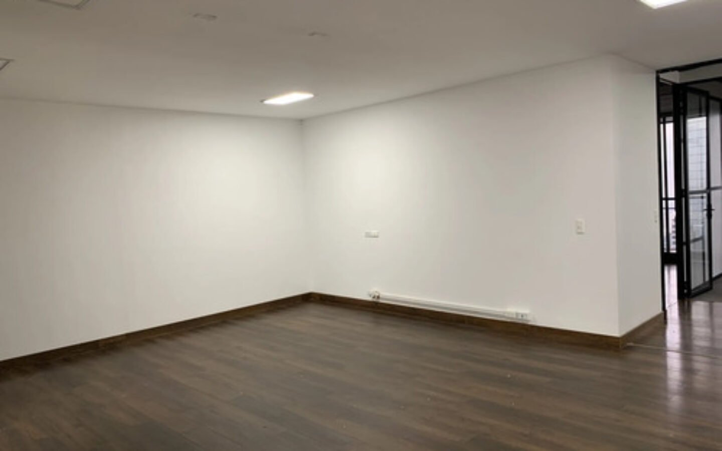 Oficina Corporativa En Provenza. 251 M2 Con Recepción, Con Área De Trabajo Para Equipos, 5 Oficinas Privadas, Auditorio Y 3 Parqueaderos. Ubicación Estratégica En El Poblado.
