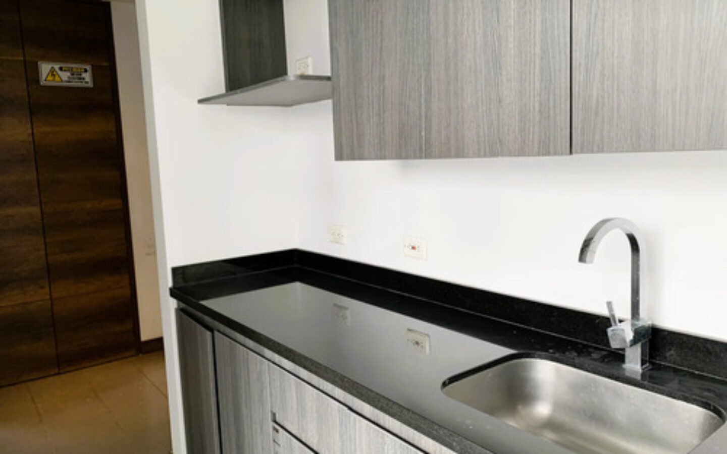 Oficina Corporativa En Provenza. 251 M2 Con Recepción, Con Área De Trabajo Para Equipos, 5 Oficinas Privadas, Auditorio Y 3 Parqueaderos. Ubicación Estratégica En El Poblado.