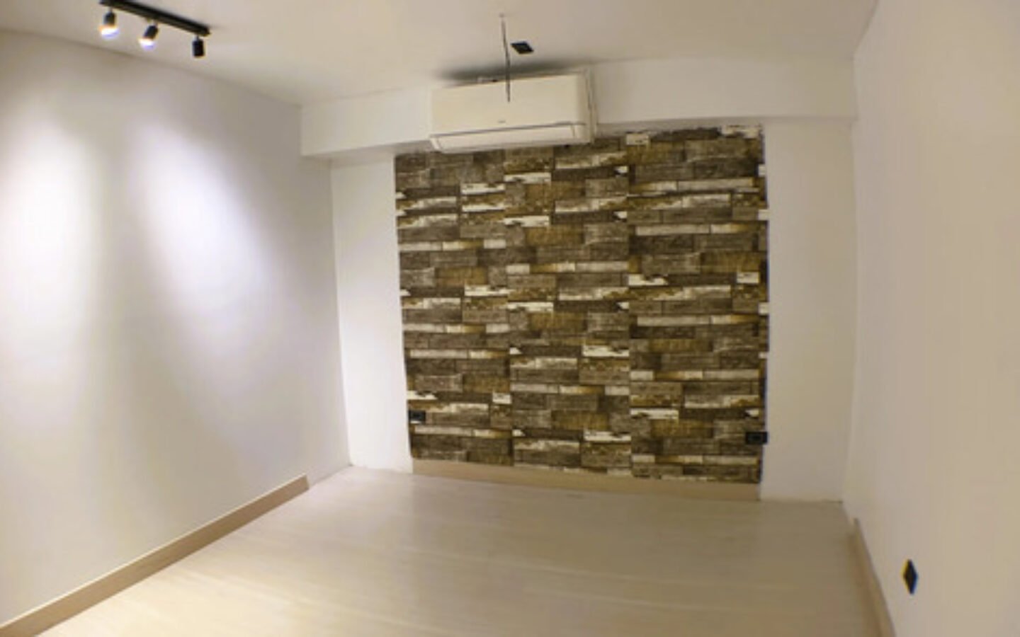 Oficina En Arriendo En Provenza, El Poblado. Espacio De 15 M2, Un Solo Ambiente, Baño Social, Opción De Aire Acondicionado Y Excelente Ubicación Cerca De La Avenida El Poblado Y Parque Lleras.