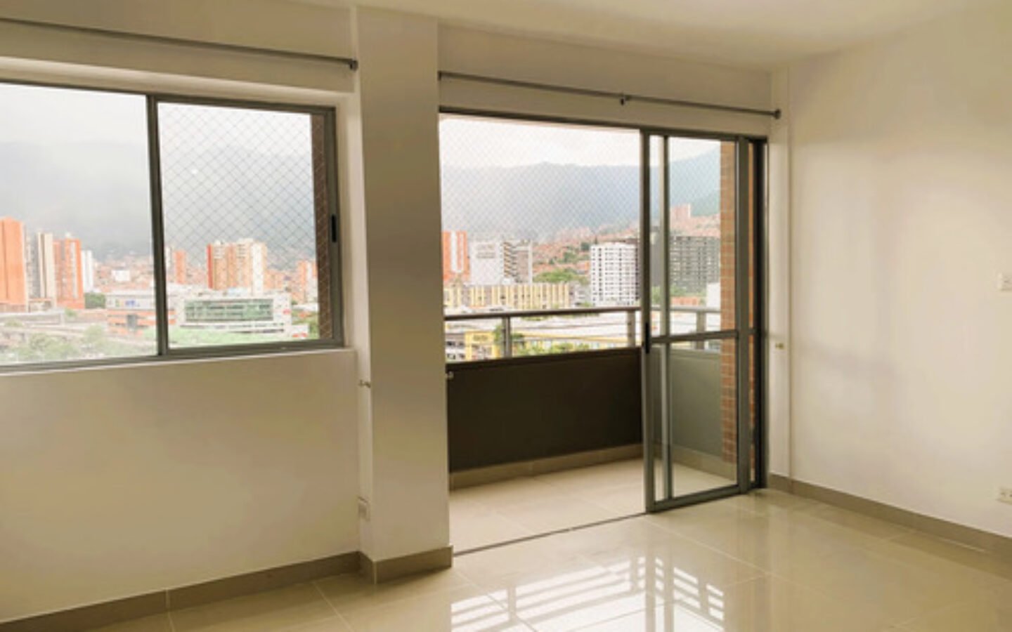 Apartamento En Venta En Hacienda Niquía Bello | Piso 14 Con Vista Exterior Cerca De Puerta Del Norte, 80 M2, 3 Alcobas, 2 Baños Y Piscina Climatizada