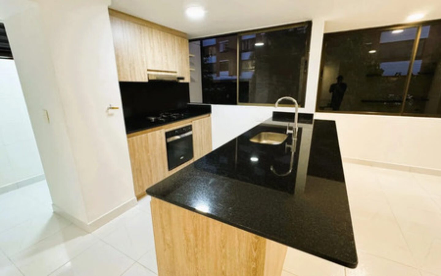 Apartamento En Venta En El Poblado Medellín, Parque Lleras | 107 M2, 4 Habitaciones, 3 Baños, Cuarto Util Y Parqueadero. Amenidades Completas