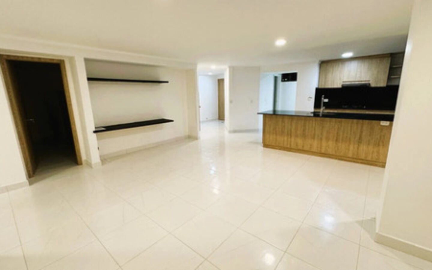 Apartamento En Venta En El Poblado Medellín, Parque Lleras | 107 M2, 4 Habitaciones, 3 Baños, Cuarto Util Y Parqueadero. Amenidades Completas