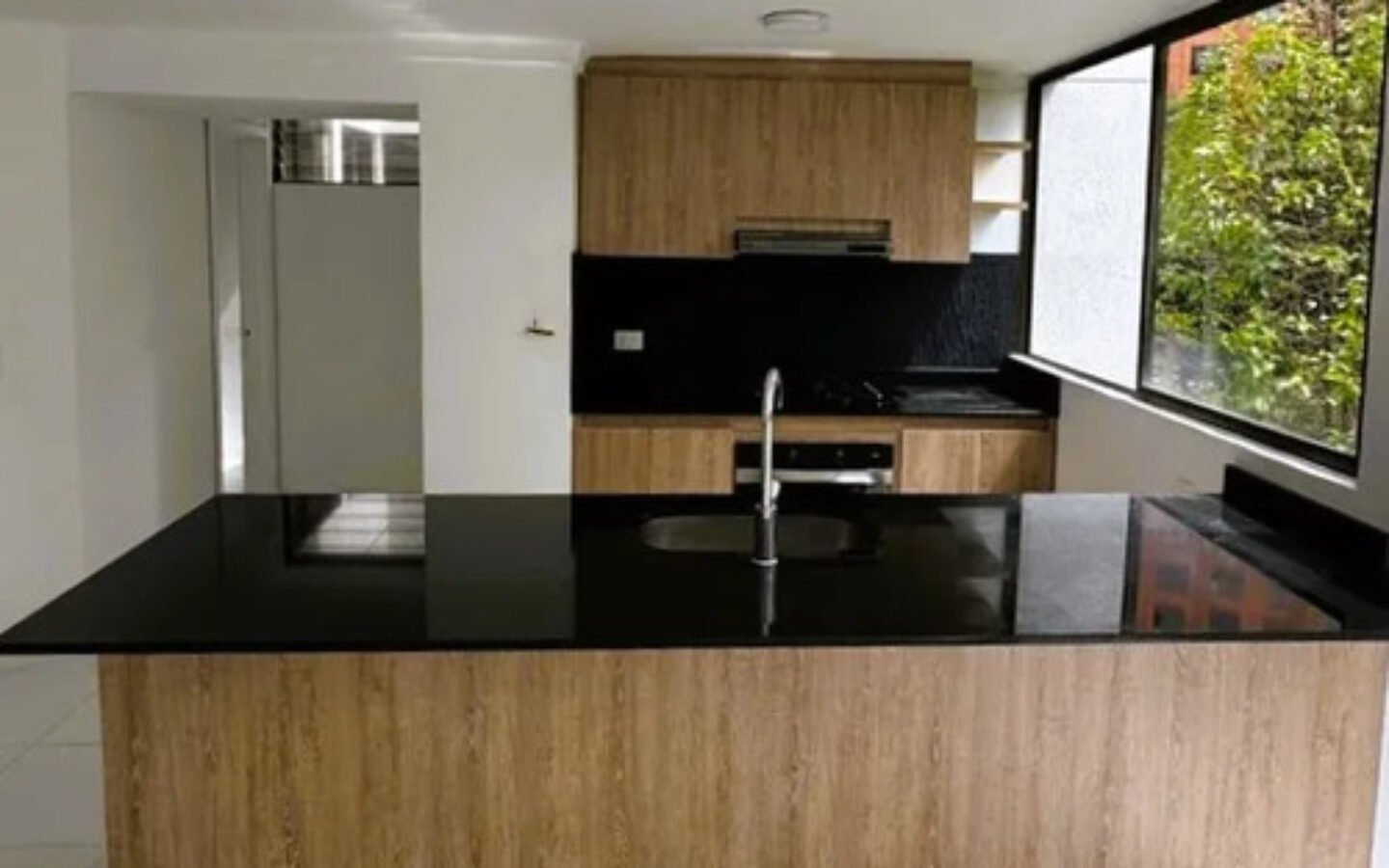 Apartamento En Venta En El Poblado Medellín, Parque Lleras | 107 M2, 4 Habitaciones, 3 Baños, Cuarto Util Y Parqueadero. Amenidades Completas