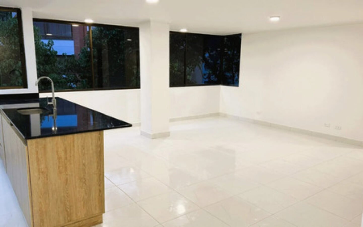 Apartamento En Venta En El Poblado Medellín, Parque Lleras | 107 M2, 4 Habitaciones, 3 Baños, Cuarto Util Y Parqueadero. Amenidades Completas