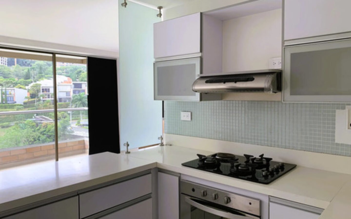 Apartamento En Arriendo En Las Lomas El Poblado Medellín| Piscina, Gym Y Zonas Verdes Cerca De El Tesoro Con 72 M2 , 2 Habitaciones, 2 Baños Y 2 Parqueaderos