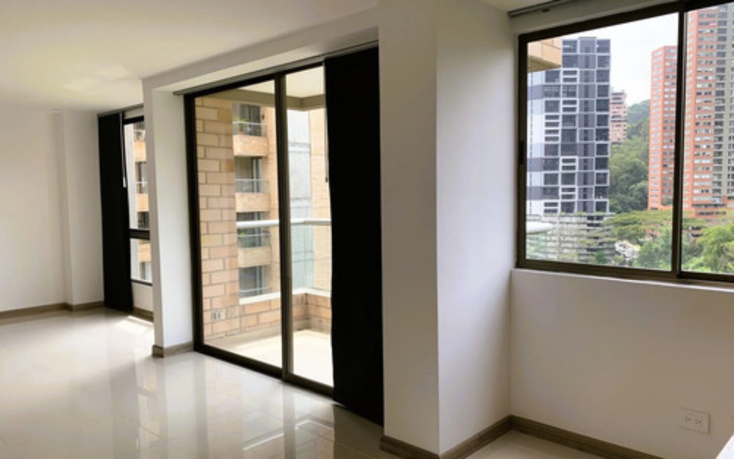 Apartamento En Arriendo En Las Lomas El Poblado Medellín| Piscina, Gym Y Zonas Verdes Cerca De El Tesoro Con 72 M2 , 2 Habitaciones, 2 Baños Y 2 Parqueaderos