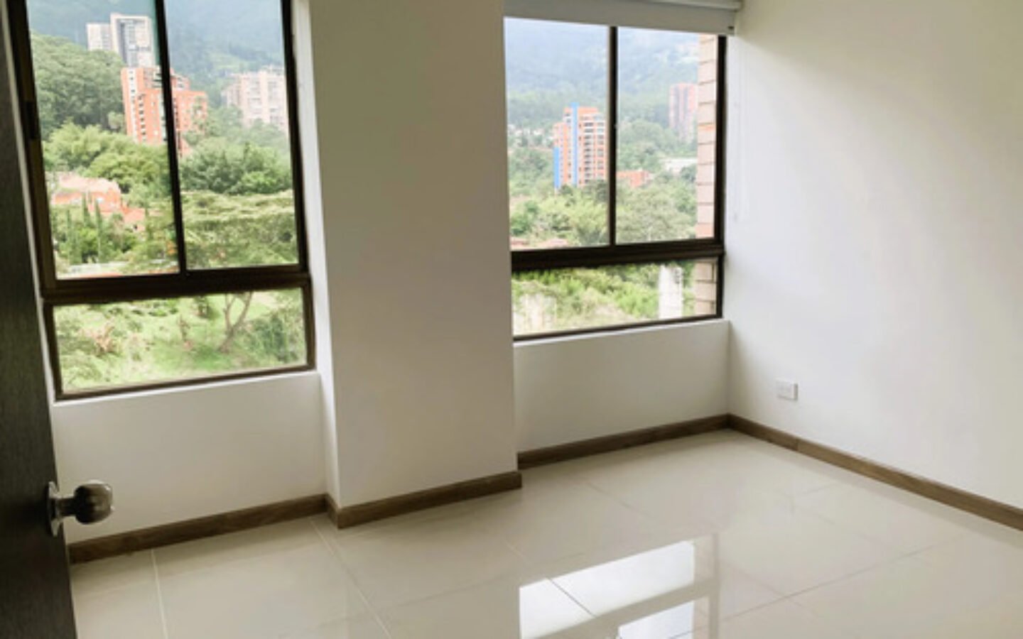 Apartamento En Arriendo En Las Lomas El Poblado Medellín| Piscina, Gym Y Zonas Verdes Cerca De El Tesoro Con 72 M2 , 2 Habitaciones, 2 Baños Y 2 Parqueaderos