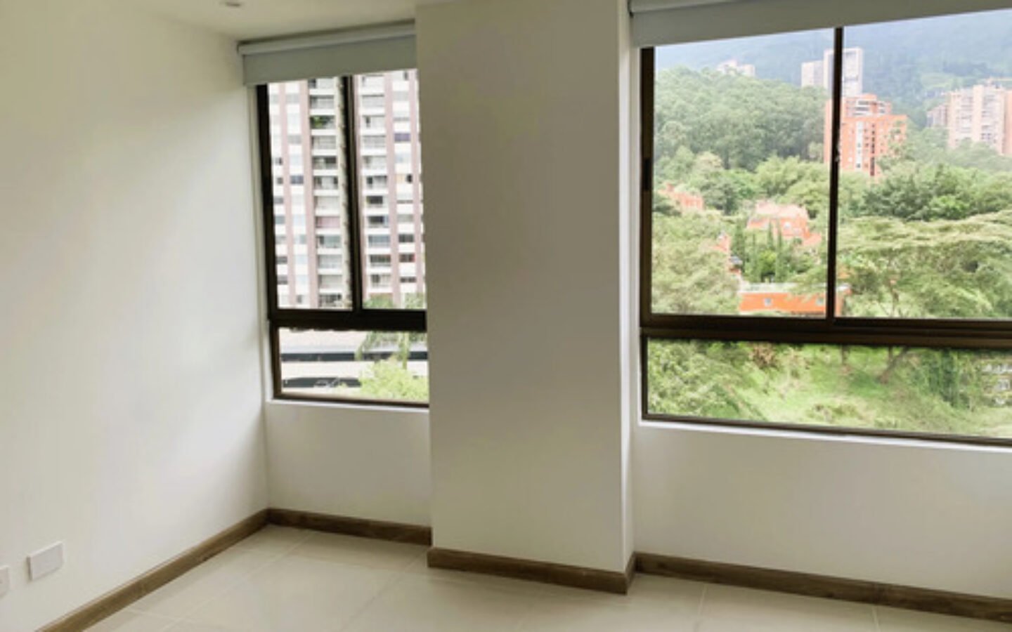 Apartamento En Arriendo En Las Lomas El Poblado Medellín| Piscina, Gym Y Zonas Verdes Cerca De El Tesoro Con 72 M2 , 2 Habitaciones, 2 Baños Y 2 Parqueaderos