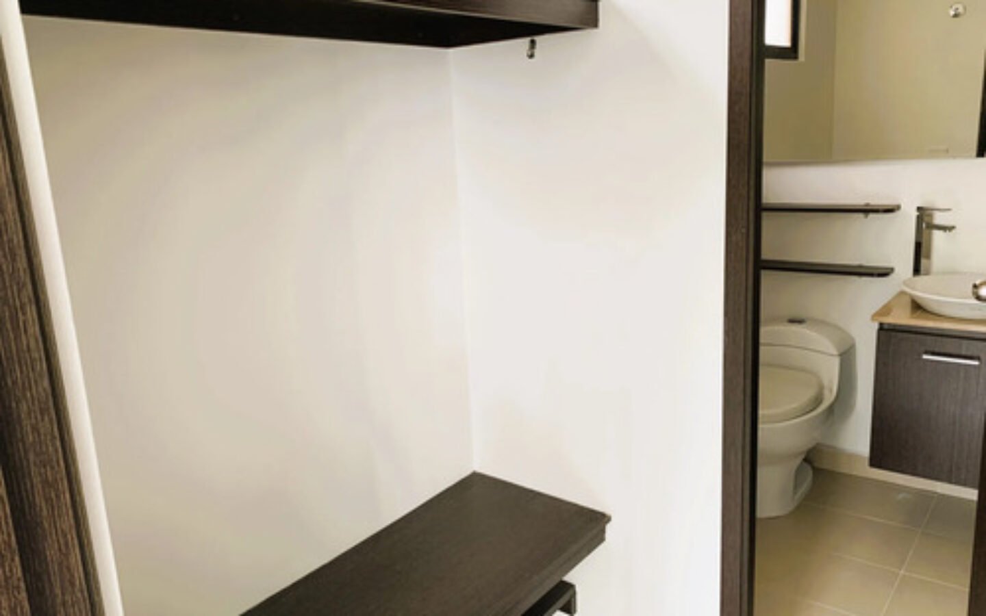 Apartamento En Arriendo En Las Lomas El Poblado Medellín| Piscina, Gym Y Zonas Verdes Cerca De El Tesoro Con 72 M2 , 2 Habitaciones, 2 Baños Y 2 Parqueaderos
