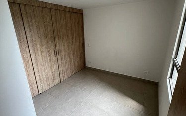 Negociable | Apartamento En Venta En Loma De Los Bernal | 51 M2, Parqueadero, Cuarto Útil Y Unidad Completa Cerca Al Cerro De Las Tres Cruces