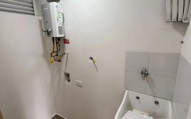 Negociable | Apartamento En Venta En Loma De Los Bernal | 51 M2, Parqueadero, Cuarto Útil Y Unidad Completa Cerca Al Cerro De Las Tres Cruces