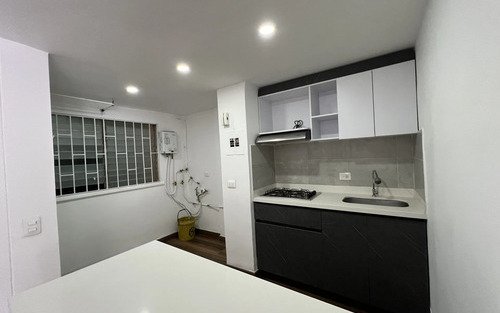 Apartamento Remodelado En Arriendo En El Poblado Medellín | Primer Piso, 60 M2, 2 Habitaciones Y Parqueadero Cubierto Cerca Al Centro Comercial El Tesoro