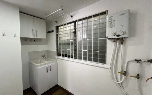 Apartamento Remodelado En Arriendo En El Poblado Medellín | Primer Piso, 60 M2, 2 Habitaciones Y Parqueadero Cubierto Cerca Al Centro Comercial El Tesoro