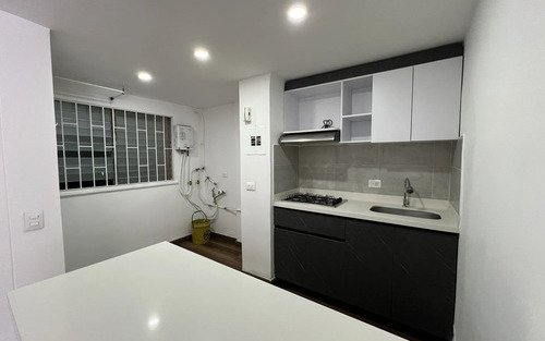 Apartamento Remodelado En Arriendo En El Poblado Medellín | Primer Piso, 60 M2, 2 Habitaciones Y Parqueadero Cubierto Cerca Al Centro Comercial El Tesoro