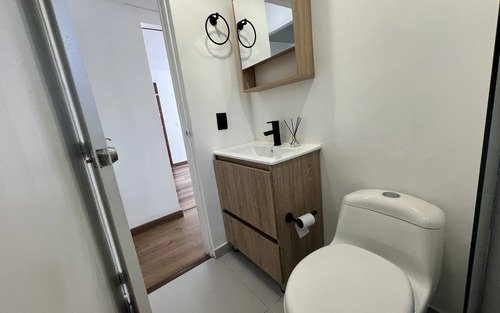 Apartamento Remodelado En Arriendo En El Poblado Medellín | Primer Piso, 60 M2, 2 Habitaciones Y Parqueadero Cubierto Cerca Al Centro Comercial El Tesoro