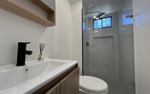 Apartamento Remodelado En Arriendo En El Poblado Medellín | Primer Piso, 60 M2, 2 Habitaciones Y Parqueadero Cubierto Cerca Al Centro Comercial El Tesoro
