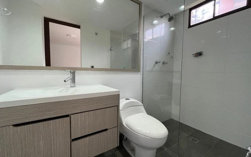 Apartamento En Arriendo En El Poblado Las Lomas | 136 M², Con Lavaplatos, Balcón, 4 Alcobas Y 2 Parqueaderos